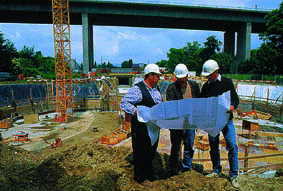 3 Ingenieure bei der Planbesprechung